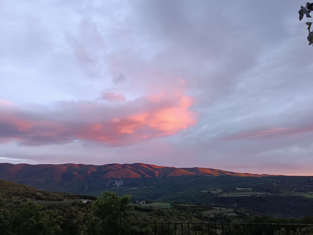 Grand gîte de groupe dans le Luberon – Location pour week-end et séjours de groupe 1 Coucher de soleil